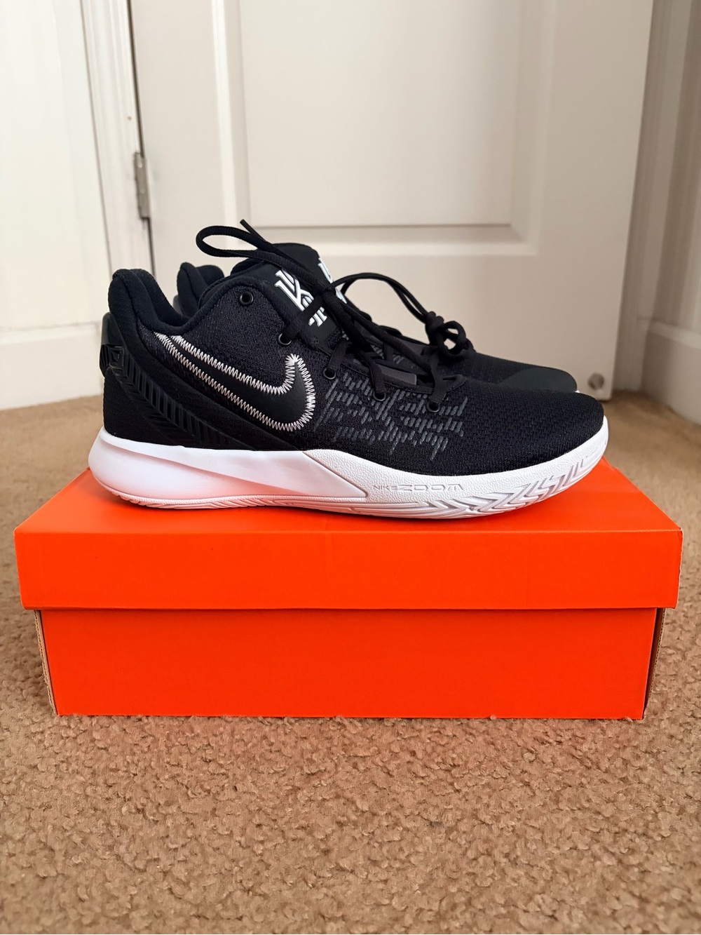 Nike Kyrie Flytrap 2 Basketball shoes Black and White Sneakers